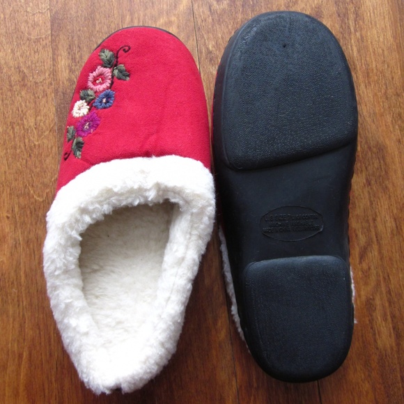 NWOT Red Slippers with Flowers Embroidered - Picture 3 of 5